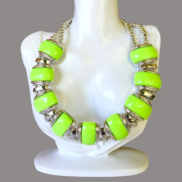 Chunky Neon Green Beaded Silvertone Statement Necklace Lobster Clasp Closure - Picture 2 of 5